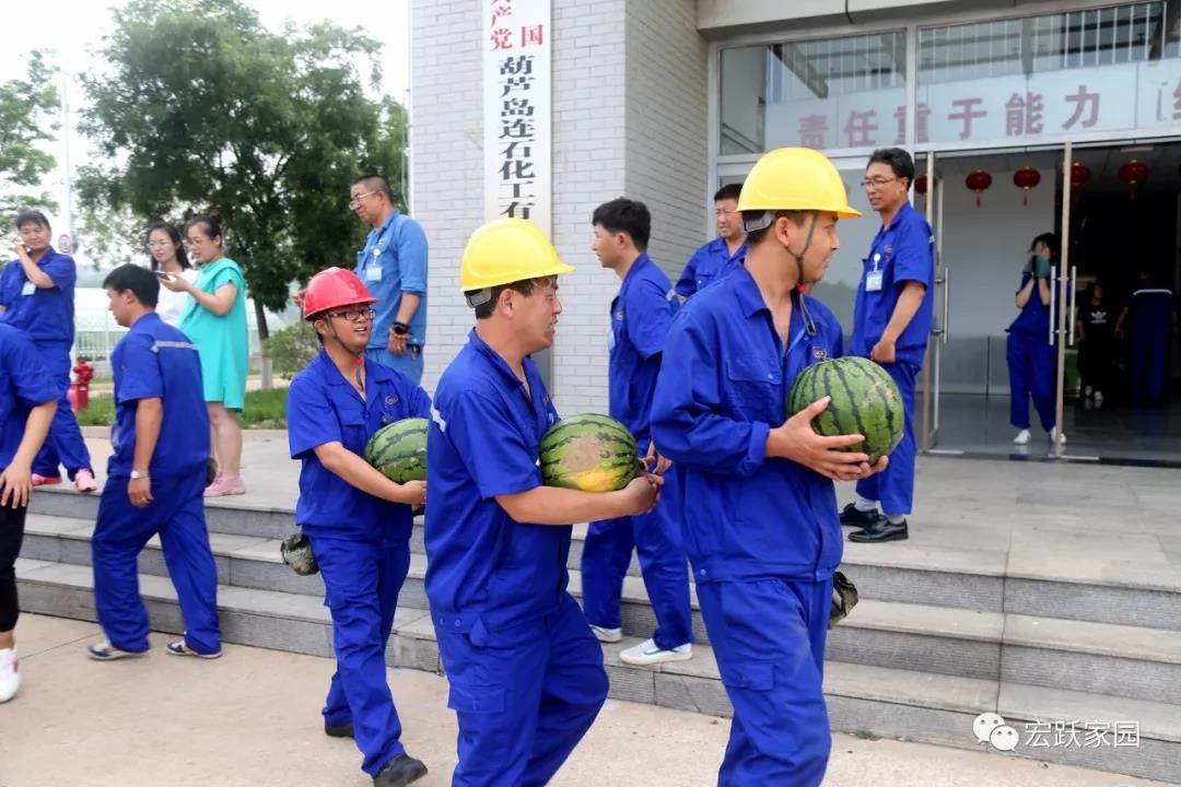 連石化工工會(huì)開展“夏送清涼”活動(dòng)